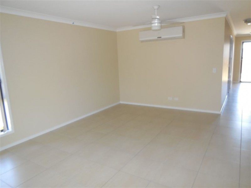 1/8 Robert Pl, Yamanto QLD 4305