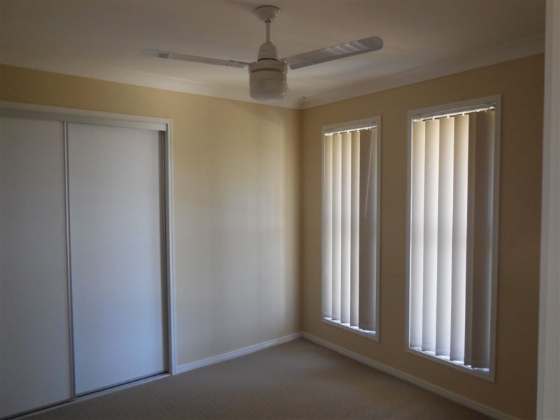 1/8 Robert Pl, Yamanto QLD 4305