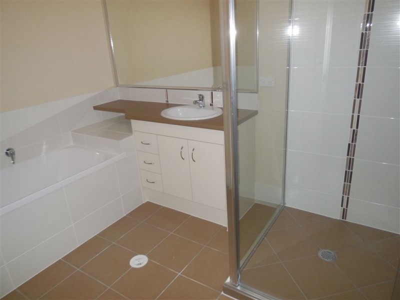 1/8 Robert Pl, Yamanto QLD 4305