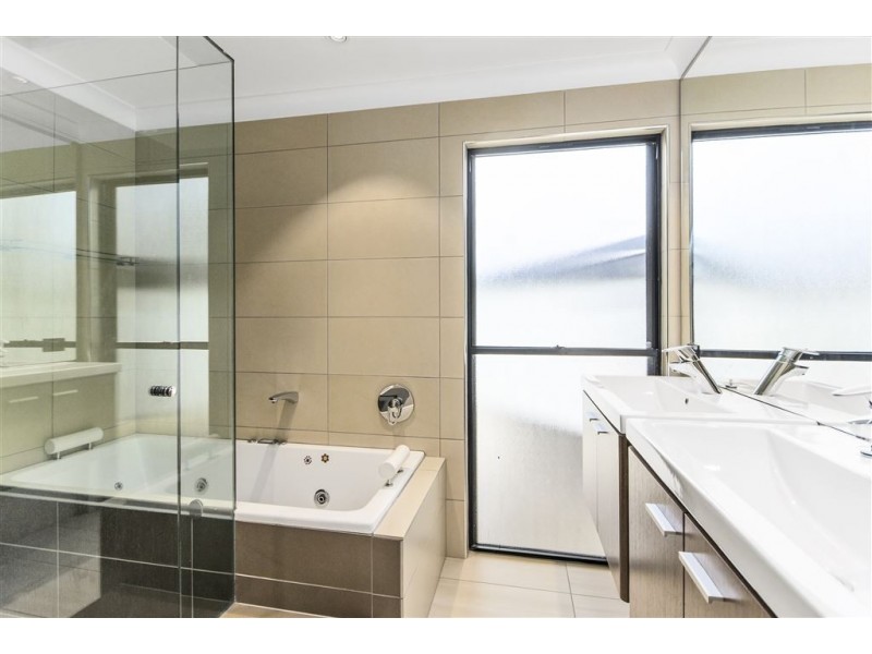 9 Maribor Street, Westlake QLD 4074