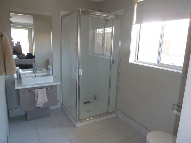 102 Valentine Cir, Augustine Heights QLD 4300