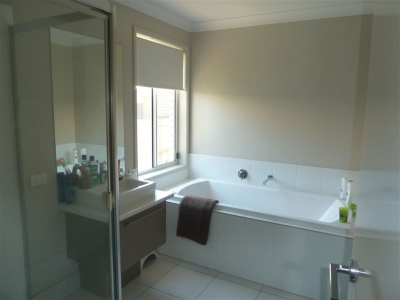 102 Valentine Cir, Augustine Heights QLD 4300