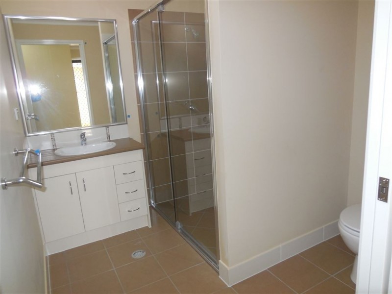 2/8 Robert Pl, Yamanto QLD 4305