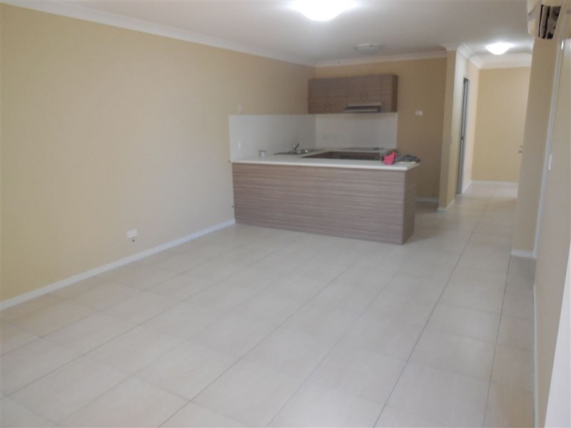 2/8 Robert Pl, Yamanto QLD 4305