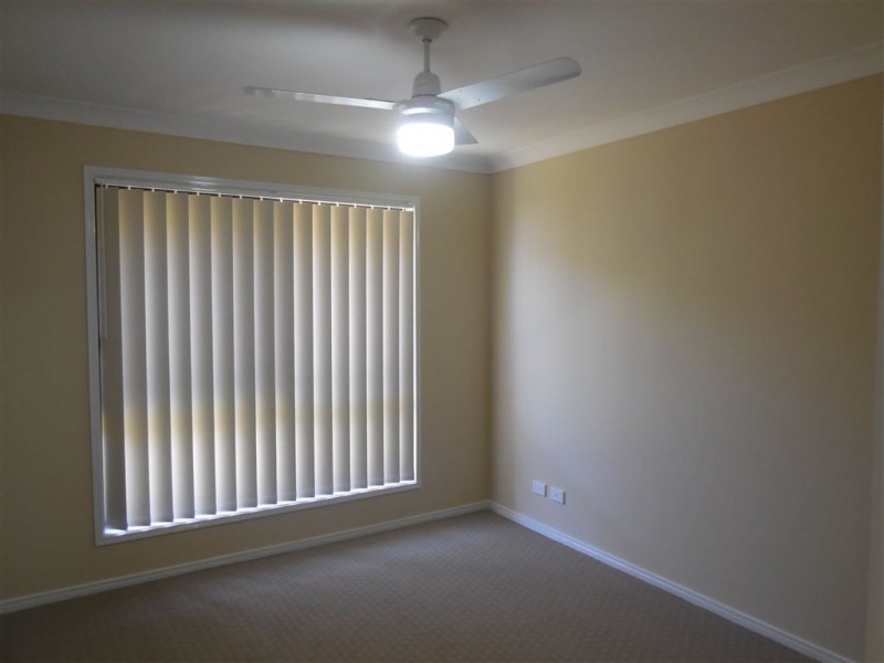 2/8 Robert Pl, Yamanto QLD 4305