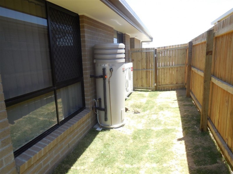 2/8 Robert Pl, Yamanto QLD 4305