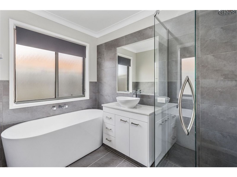 6 Grand South Circuit, Springfield Lakes QLD 4300