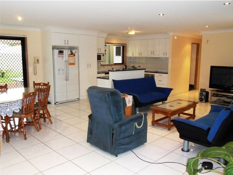 131-133 Cochrane St, Camira QLD 4300