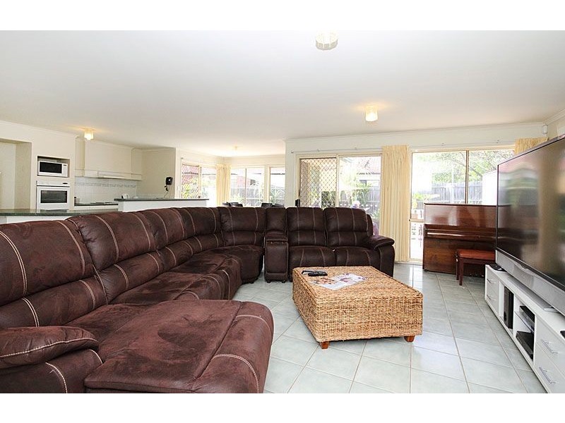 27 Columbus Place, Forest Lake QLD 4078