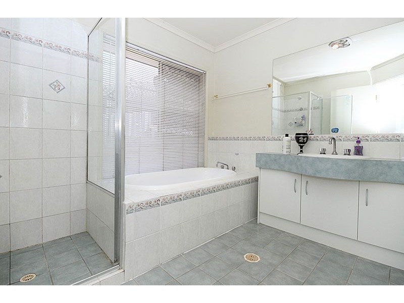 27 Columbus Place, Forest Lake QLD 4078