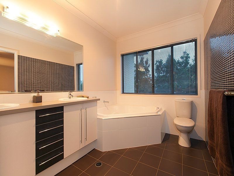8 Rufous Crescent, Brookwater QLD 4300