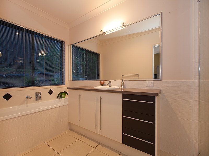 8 Rufous Crescent, Brookwater QLD 4300