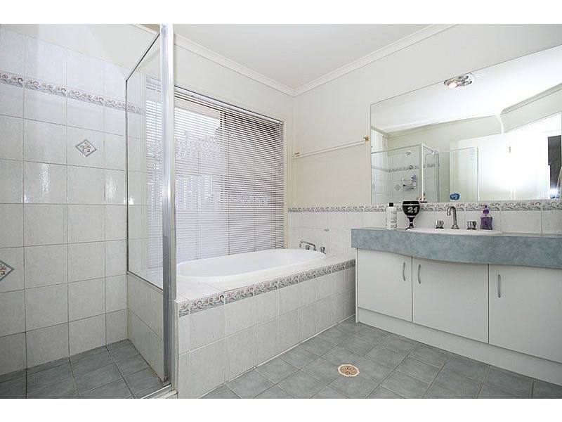 27 Columbus Drive, Forest Lake QLD 4078