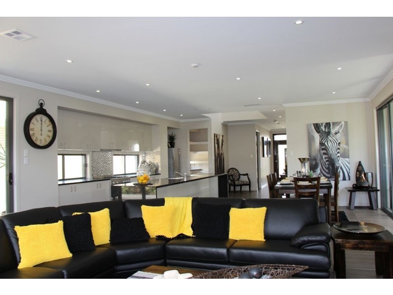 22 Valentine Circuit, Augustine Heights QLD 4300