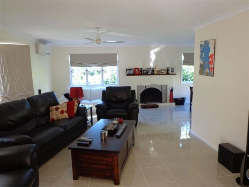 85 Kilkivan Avenue, Kenmore QLD 4069