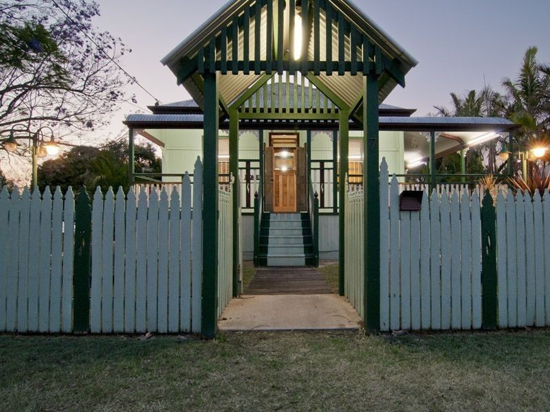7 Pemberton street, Booval QLD 4304