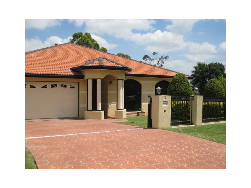 7 St Andrews Avenue, Forest Lake QLD 4078