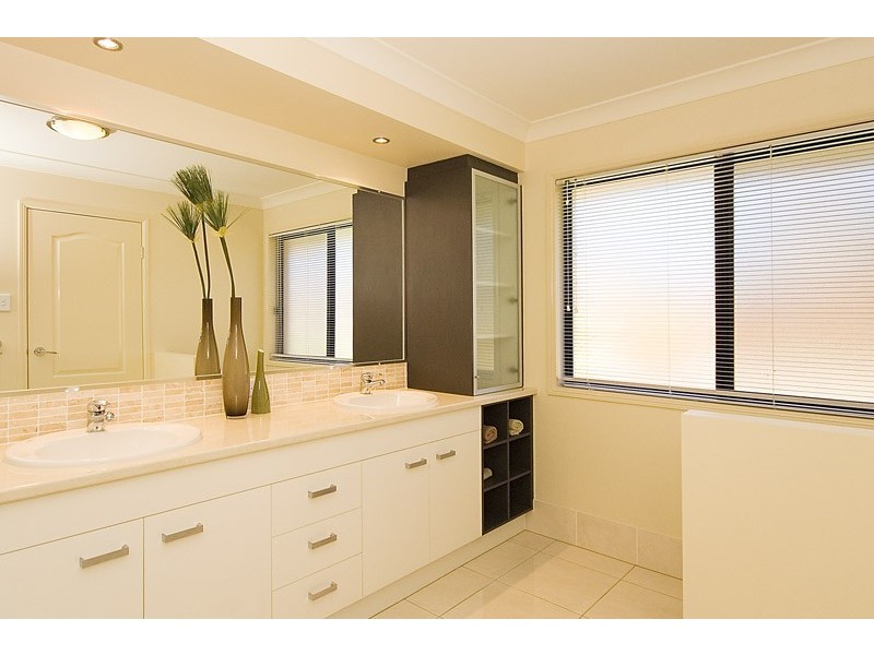 8 Cypress Street, Heathwood QLD 4110