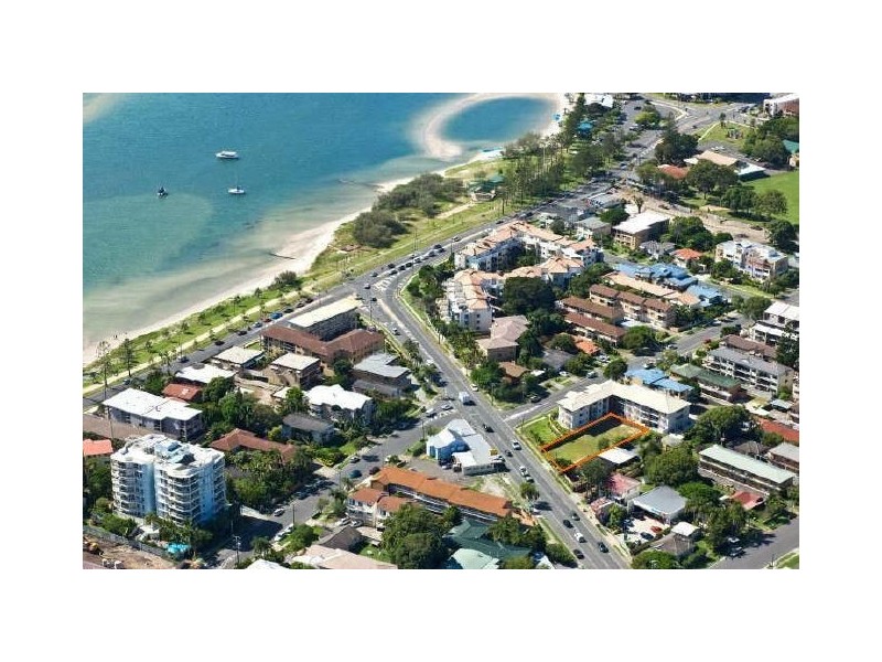 16 Brisbane Road, Labrador QLD 4215