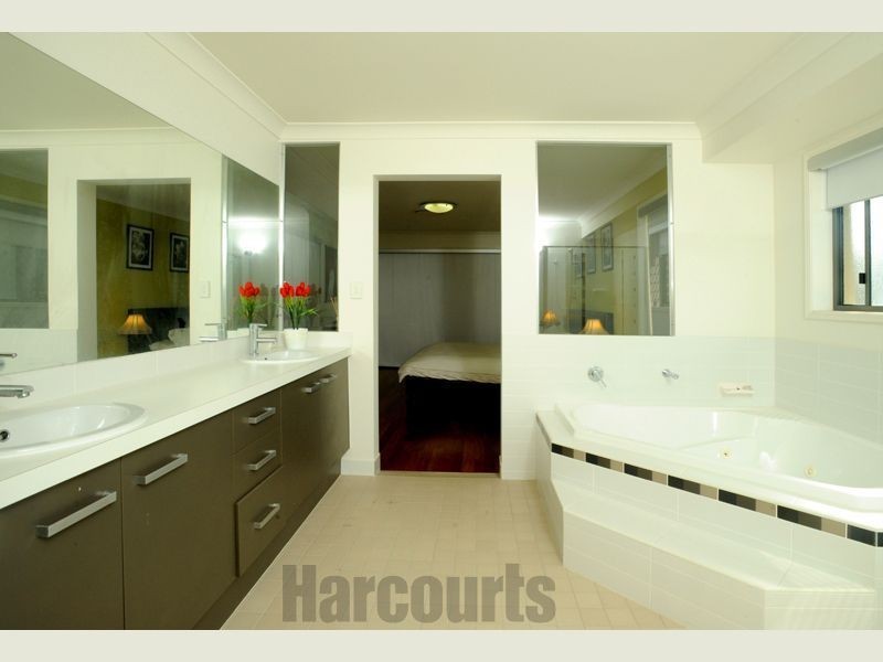 8 Santorini Place, Forest Lake QLD 4078