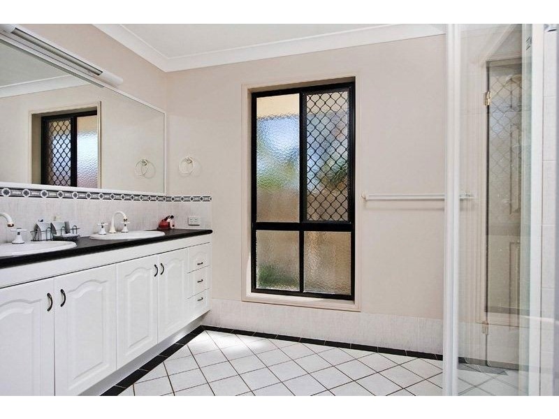 5 Paluna Place, Forest Lake QLD 4078