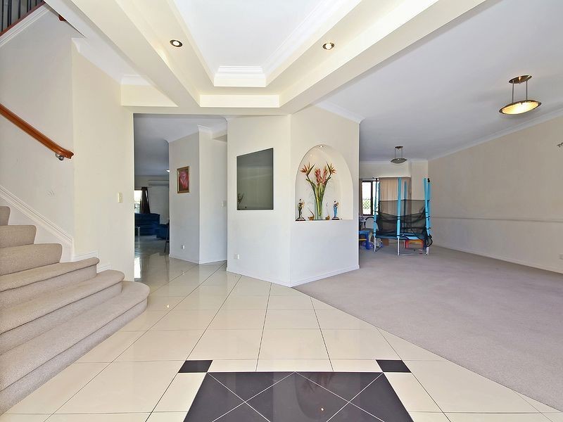 27 Gleneagles Crescent, Oxley QLD 4075