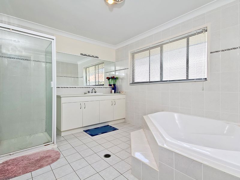 27 Gleneagles Crescent, Oxley QLD 4075
