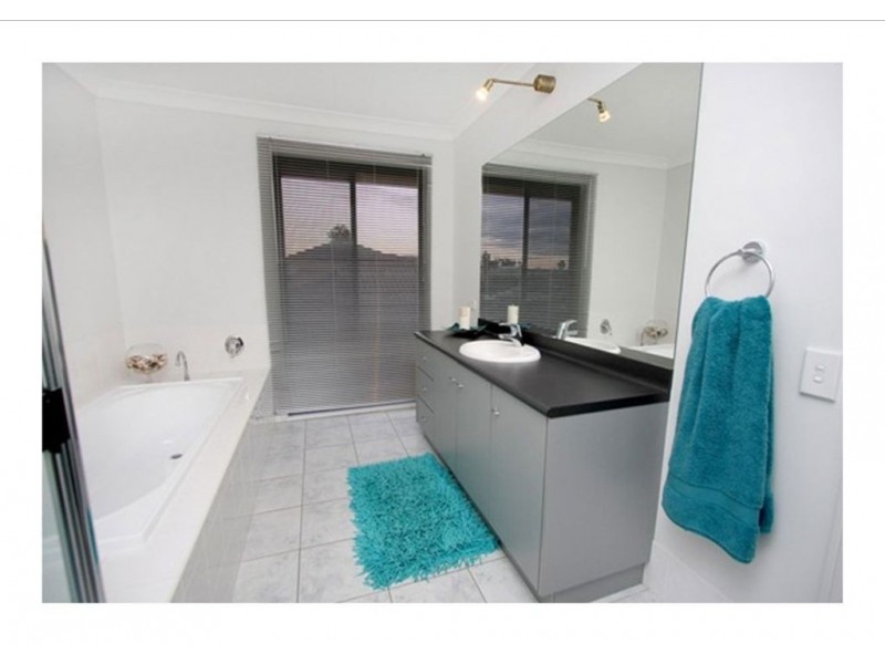 176 Lakeside Ave, Springfield Lakes QLD 4300