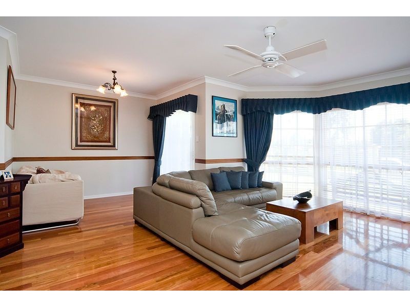 55 Lakeside Cr, Forest Lake QLD 4078