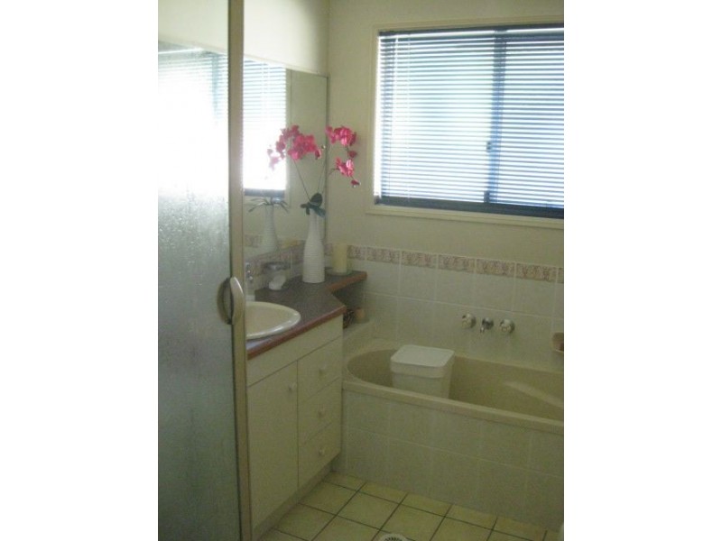 2 Maidenhair Crt, Forest Lake QLD 4078