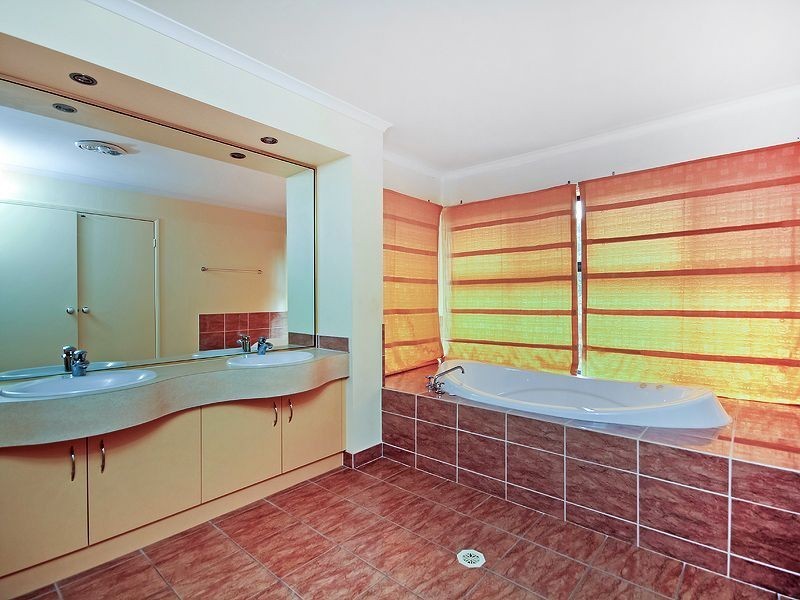 7 Templestowe Close, Forest Lake QLD 4078