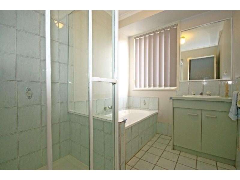 15 Barcoo ct, Hillcrest QLD 4118