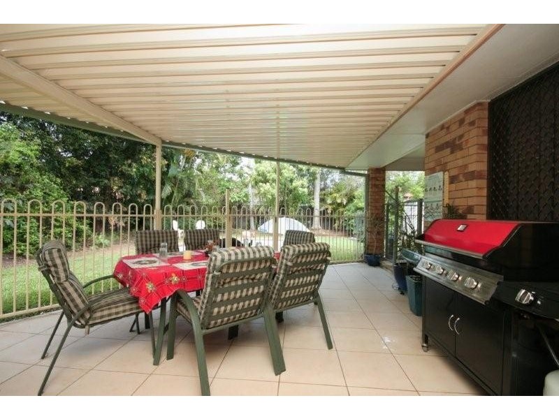 40 Bennett Dr, Regents Park QLD 4118