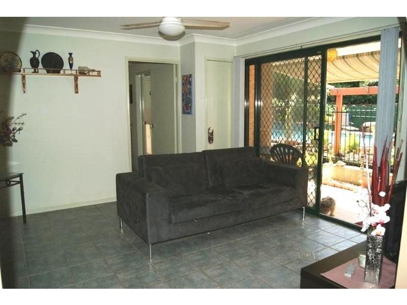 92 Conifer Street, Hillcrest QLD 4118