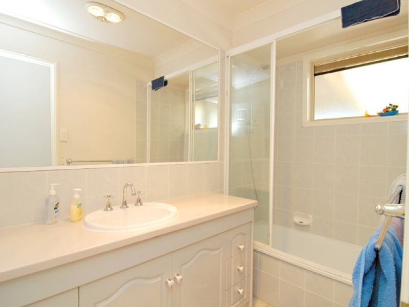 10 Beaufortia Court, Regents Park QLD 4118