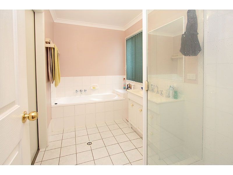 16 Barron Court, Hillcrest QLD 4118