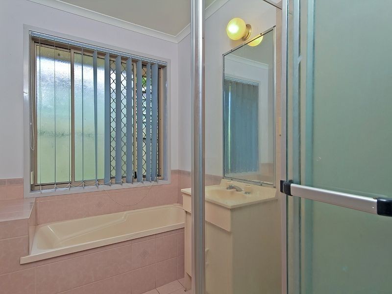76 Bottlebrush Drive, Regents Park QLD 4118