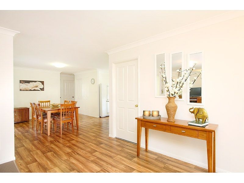 8 Pinnacle Close, Regents Park QLD 4118