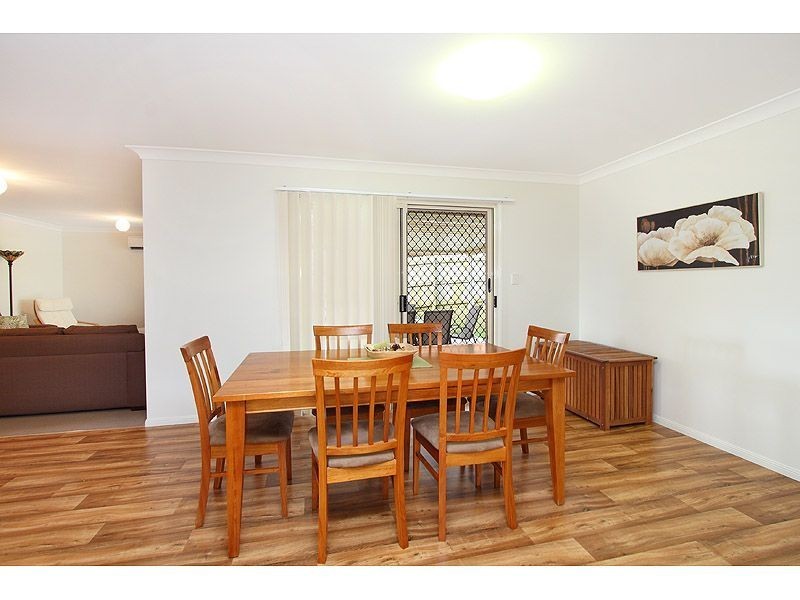 8 Pinnacle Close, Regents Park QLD 4118