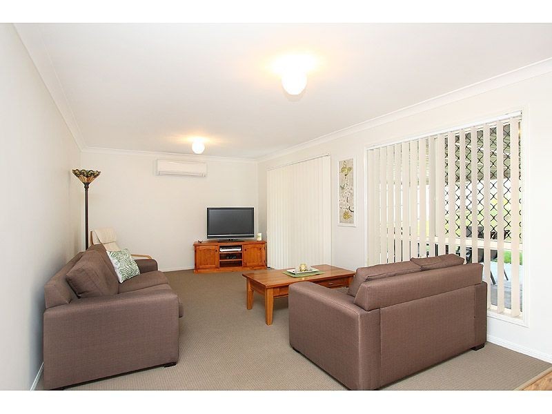 8 Pinnacle Close, Regents Park QLD 4118