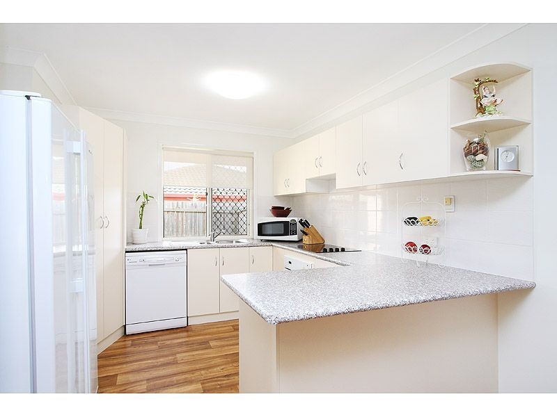 8 Pinnacle Close, Regents Park QLD 4118