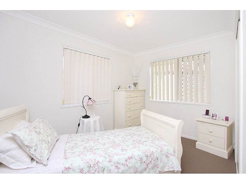 8 Pinnacle Close, Regents Park QLD 4118