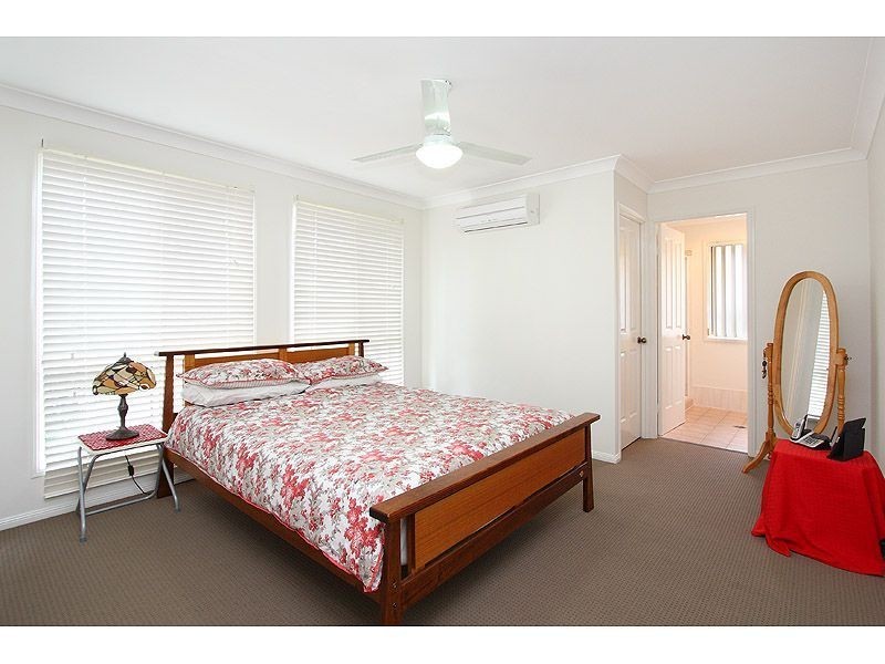 8 Pinnacle Close, Regents Park QLD 4118