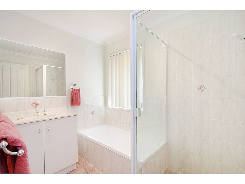 8 Pinnacle Close, Regents Park QLD 4118