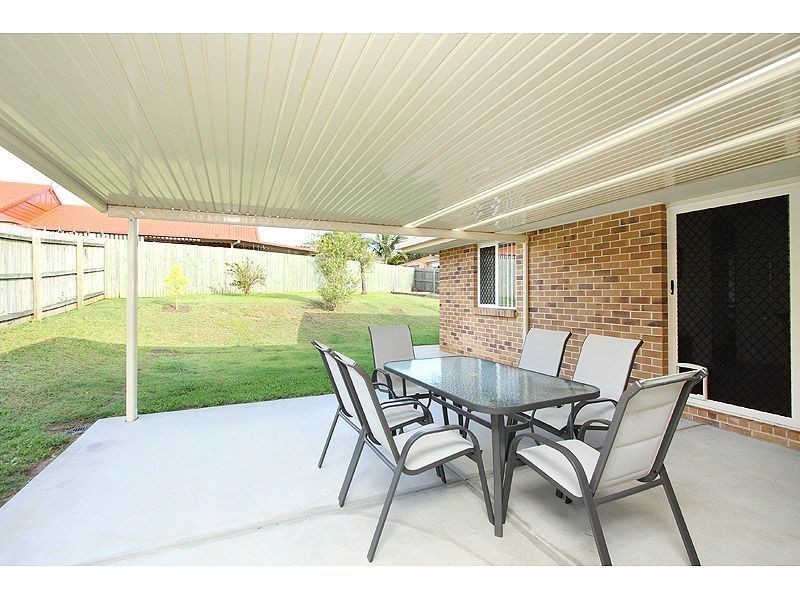 8 Pinnacle Close, Regents Park QLD 4118