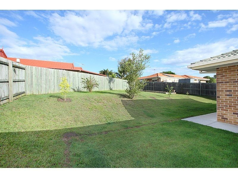 8 Pinnacle Close, Regents Park QLD 4118