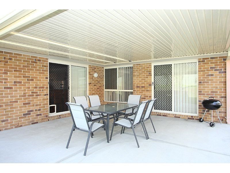 8 Pinnacle Close, Regents Park QLD 4118