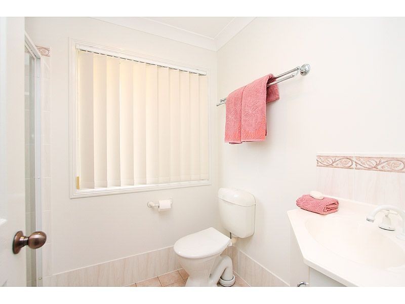 8 Pinnacle Close, Regents Park QLD 4118