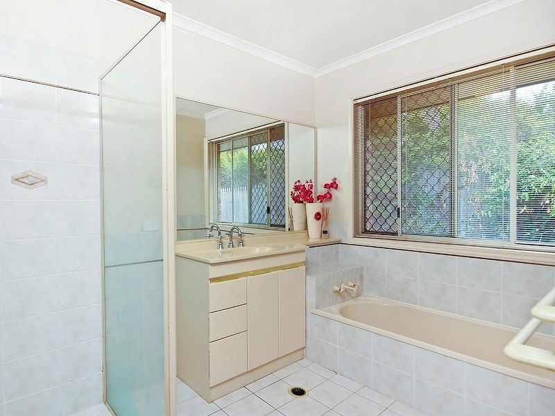 35 Newbury Place, Carindale QLD 4152