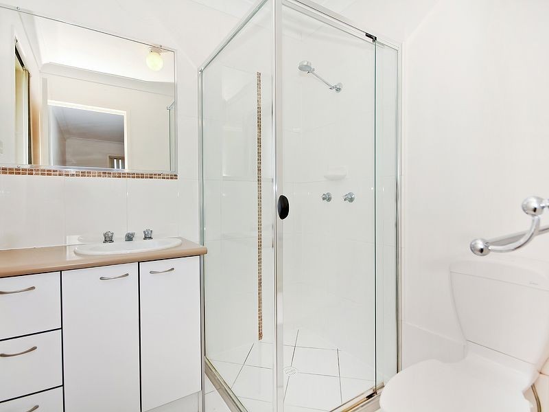 8 RAINBOW CRT, Regents Park QLD 4118